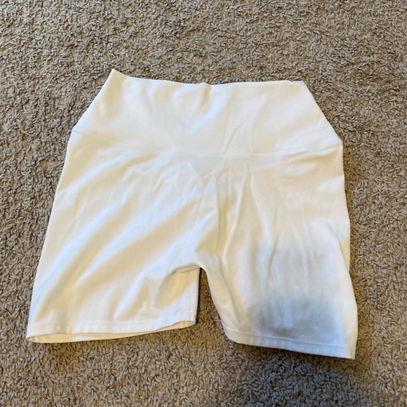 Crop shop botique 6” 🤍 white - Picture 2 of 3